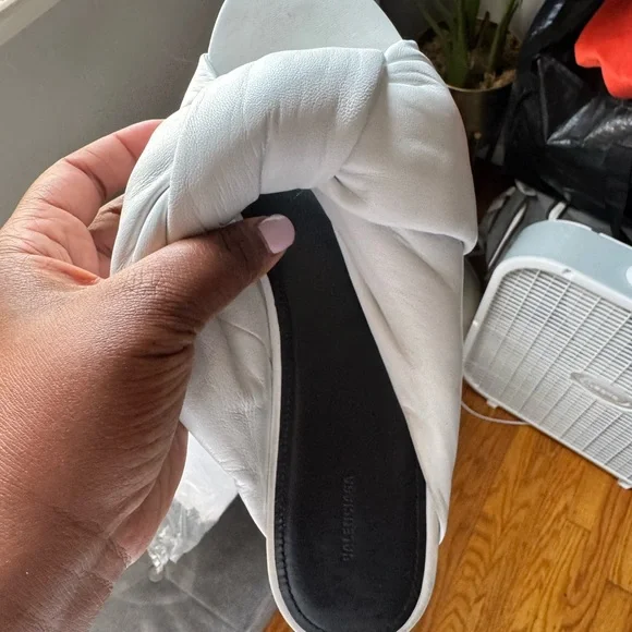 Balenciaga Ivory Gift Box - Picture 4 of 12